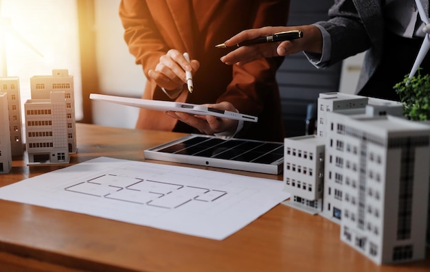 Discussão entre empresários sobre os últimos desenvolvimentos na tecnologia de painéis solares e energia solar Ambiente cidade conceito